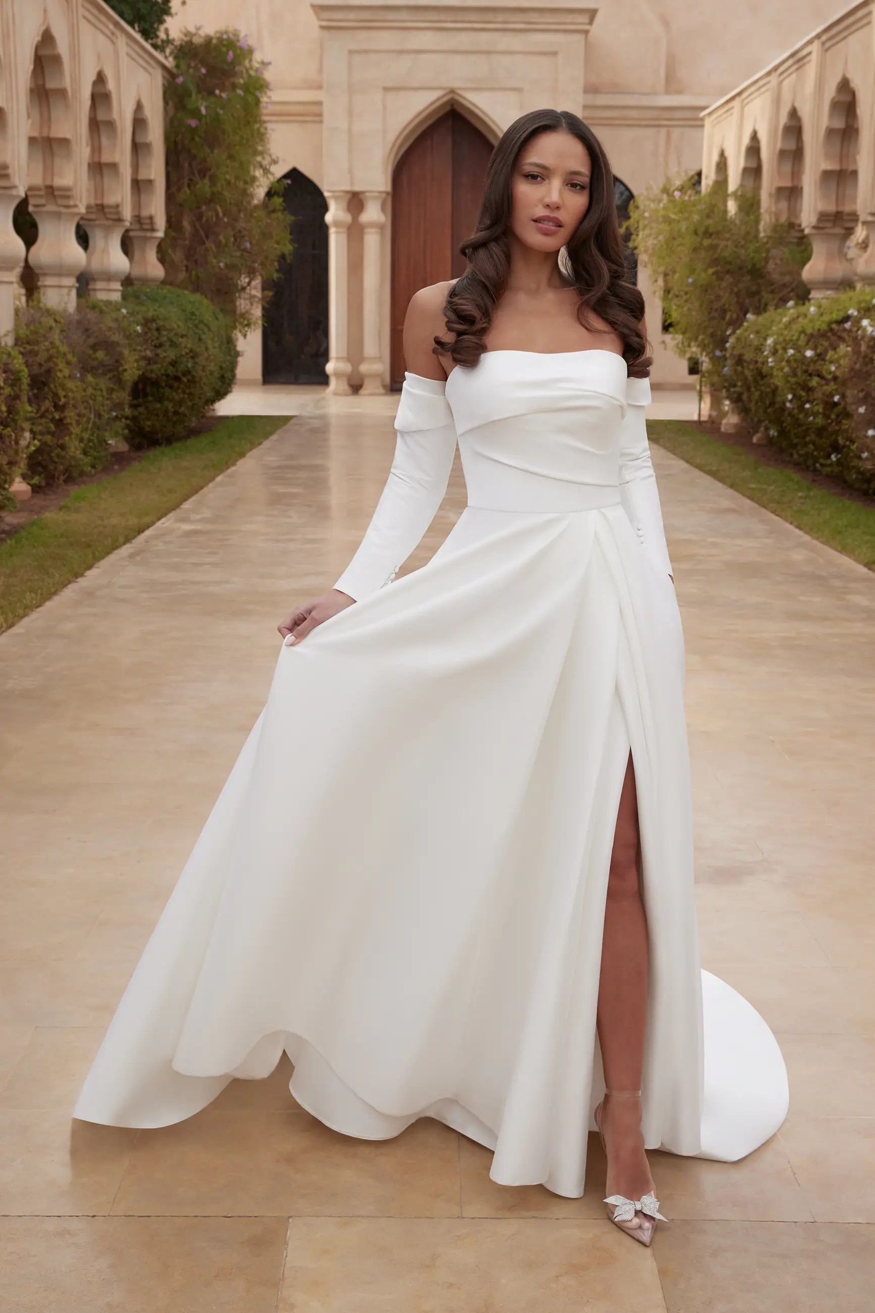 Clean a line wedding dress with detached long sleeves